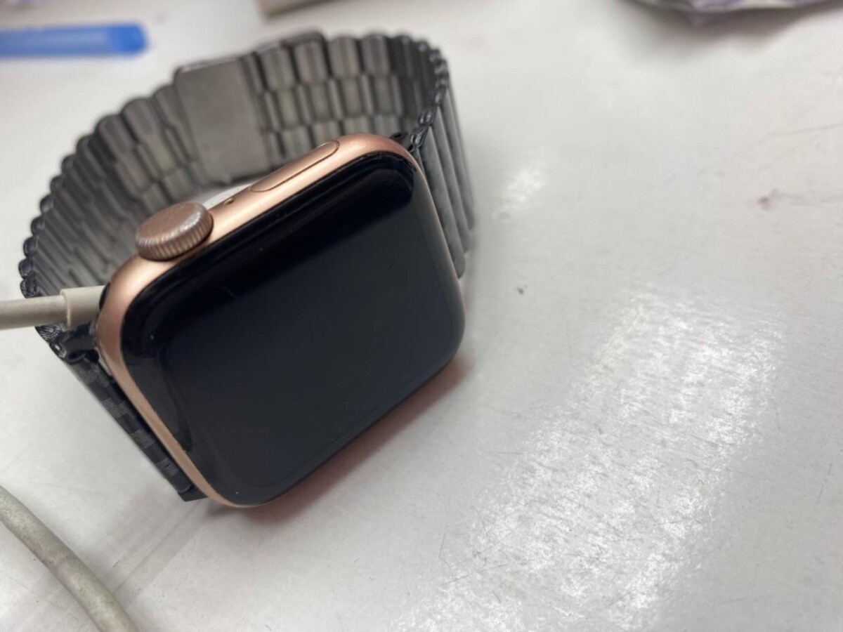 Часы Apple SE 40mm  2020