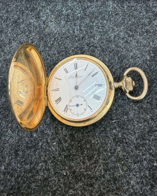 Часы золотые 56 проба  Moser